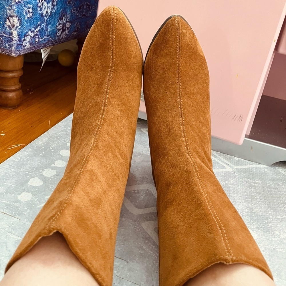 CHASE + CHLOE SUEDE BOOTS - Picture 4 of 11